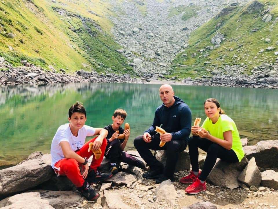 Haradinaj e kalon shëndetshëm pasditen me fëmijët (FOTO)