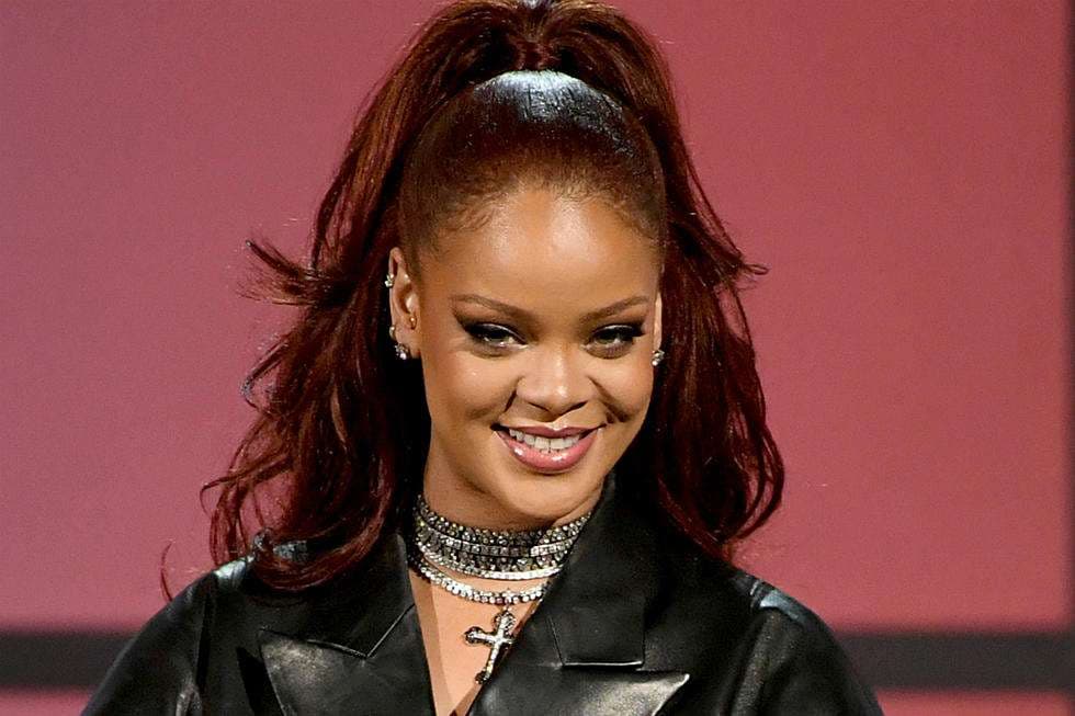 Rihanna është shtatzënë? (FOTO)