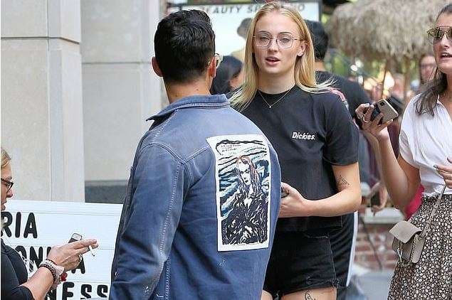 Joe Jonas vendos imazhin e gruas në xhaketën e tij