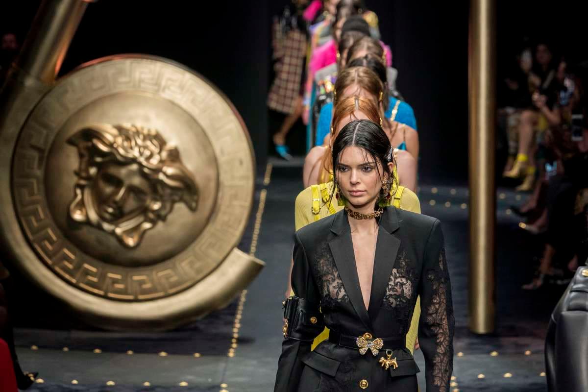 Versace i kërkon falje Kinës pas incidentit me bluza