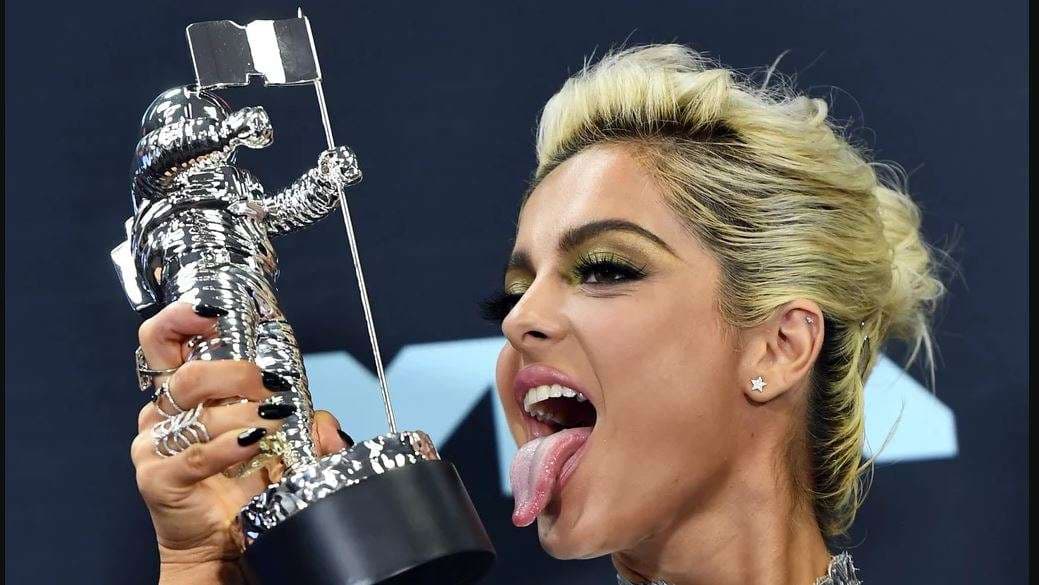 Bebe Rexha për herë të parë merr çmim në MTV VMAs (VIDEO)