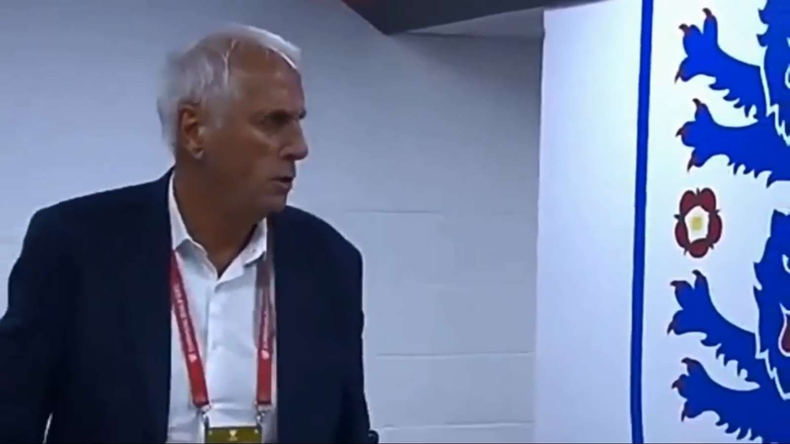Ndeshja Angli-Kosovë, reagimi epik i Challandes para kamerave (VIDEO)