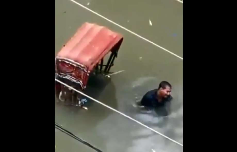 Përmbytjet në Indi, ky burrë merr vëmendjen e botës (VIDEO)