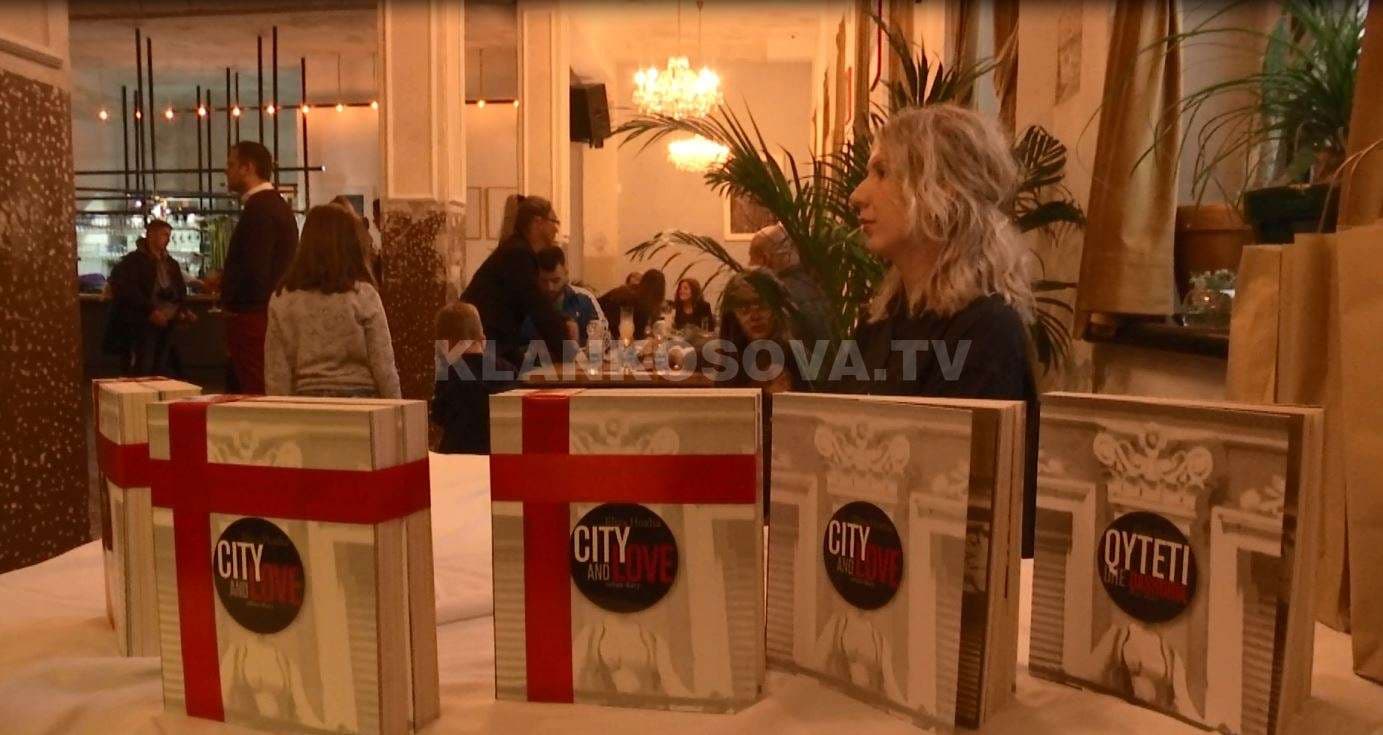 Eliza Hoxha risjell librin "Qyteti dhe Dashuria", tash anglisht (VIDEO)