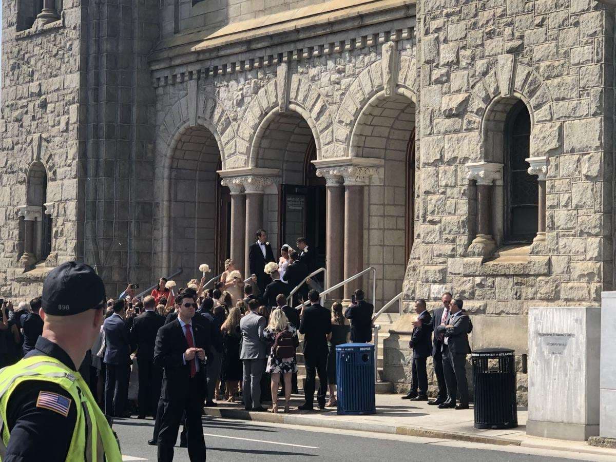 Martohet nipi i Mike Pence (FOTO