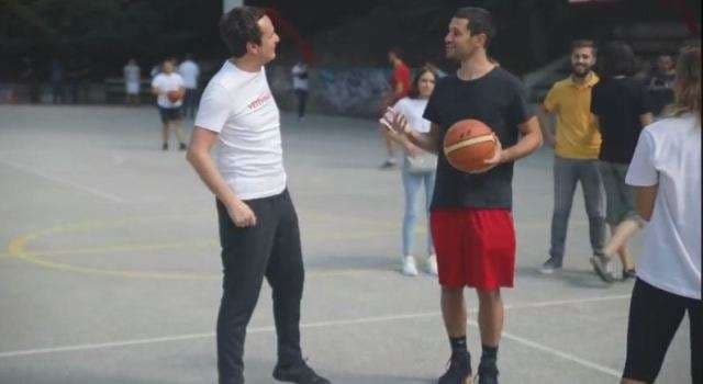 Pas futbollit, Kurti e sprovon veten edhe në basketboll (VIDEO)
