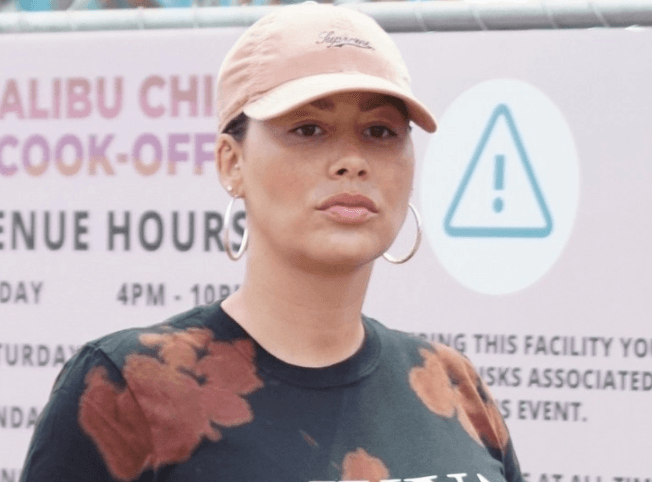 Amber Rose shfaqet me barkun e rrumbullakosur (FOTO)