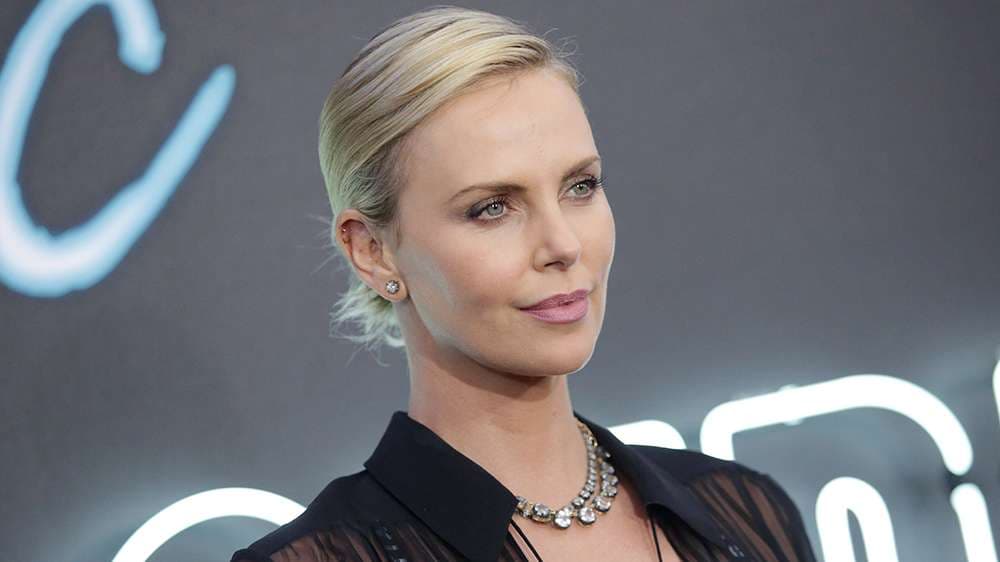 Charlize Theron është ‘në lidhje’ me dy gra