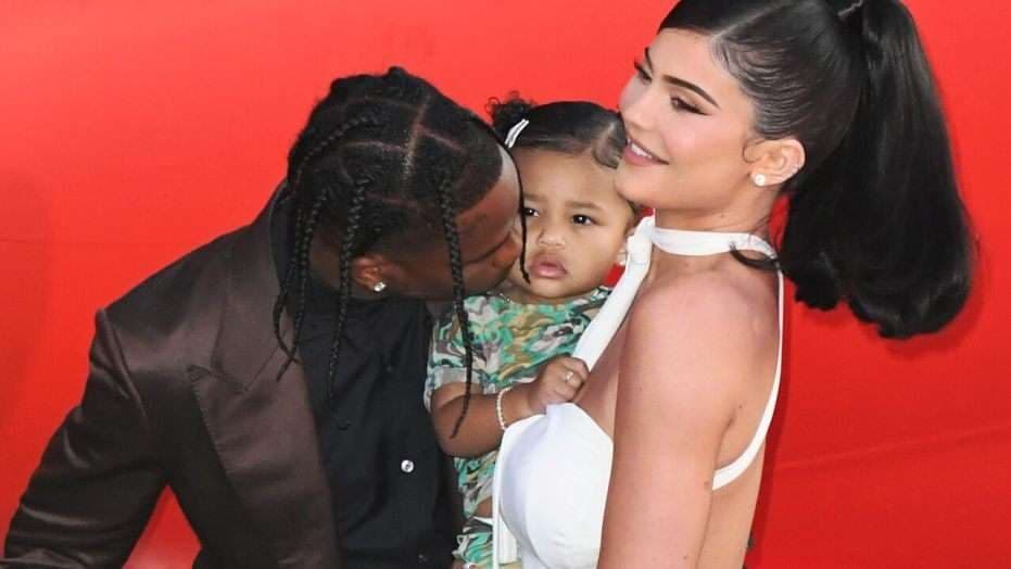 Vjen në jetë djali i Kylie Jenner