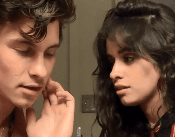Pas kritikave, Shawn dhe Camila postojnë video duke u puthur