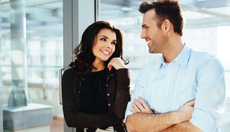 Disa metoda të zgjuara për vajzat që nuk dinë të flirtojnë