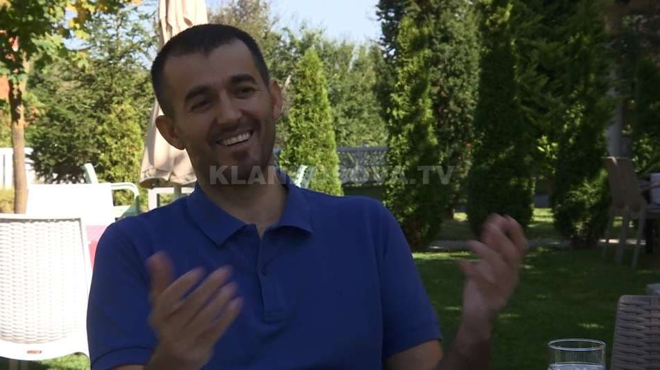 Labinot Tahiri: Ka që këndojnë në skenë më keq sesa Ramush Haradinaj (VIDEO)