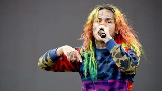 Tekashi 6ix9ine nga burgu nënshkruan kontratë dhjetë milionëshe