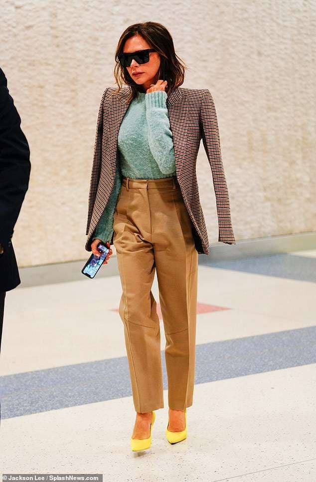 Victoria Beckham plotë elegencë në aeroportin John F. Kennedy (FOTO)