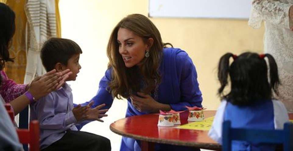 Kate dhe William takojnë fëmijë kopshti gjatë turneut në Pakistan (FOTO)