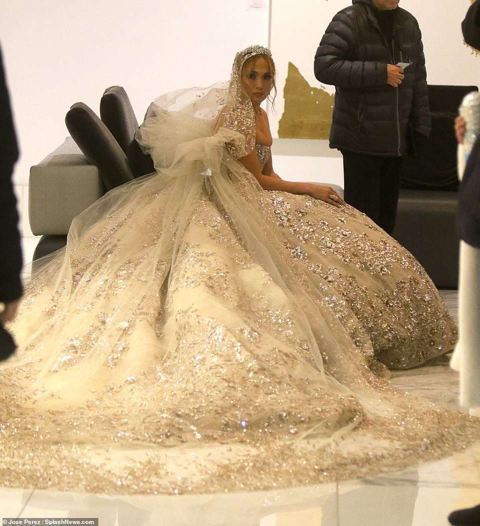 Si ndër përralla – Jennifer Lopez lë pa fjalë me fustan nusërie!