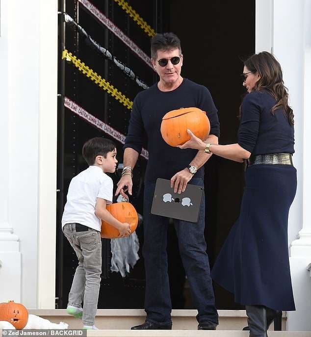 Simon Cowell me familjen në përgatitjet finale për Halloween