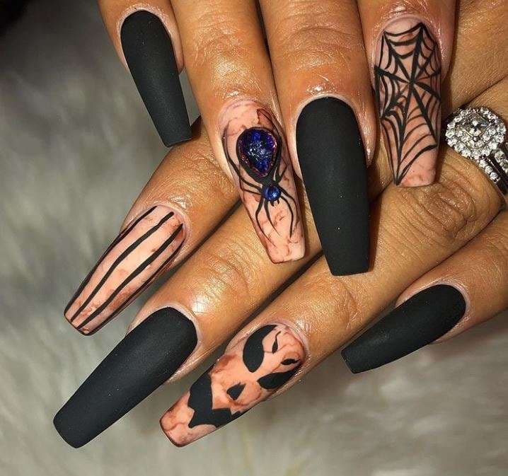 Halloweeni po vjen, ja disa ide për manikyrin e thonjve