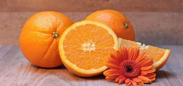 Maskë me lëng portokalli për një fytyrë që rrezaton nga mirëqienia