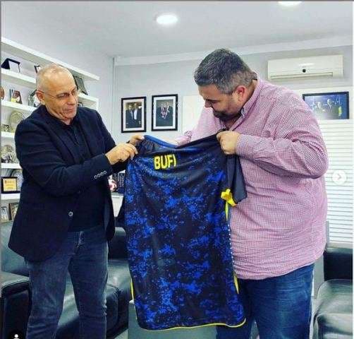 Federata ia plotëson dëshirën "Bufit", siguron fanellën "6XL" (FOTO)