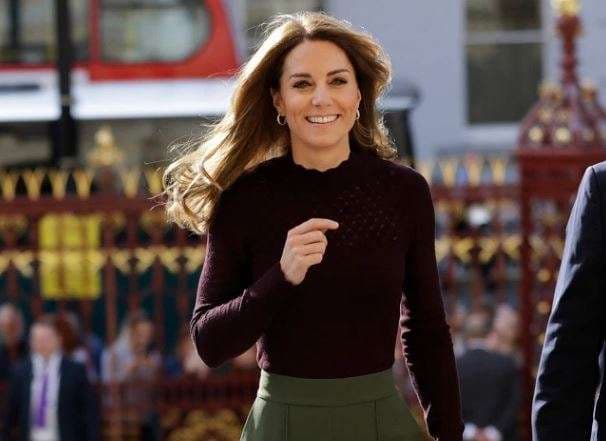 Kate Middleton vesh pulovër 50 dollarëshe me çantë Chanel
