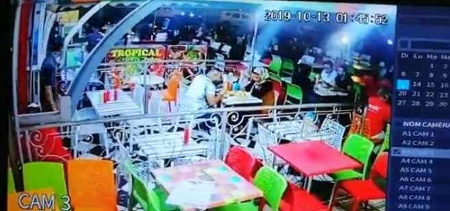 Shoferi i dehur godet rëndë studentët brenda restorantit (VIDEO)