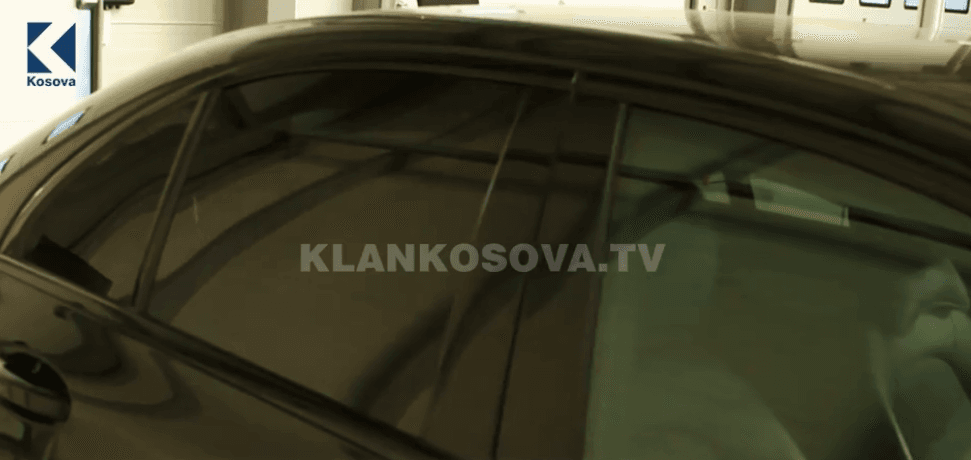 A lejohet errësimi i xhamave të veturave? (VIDEO)