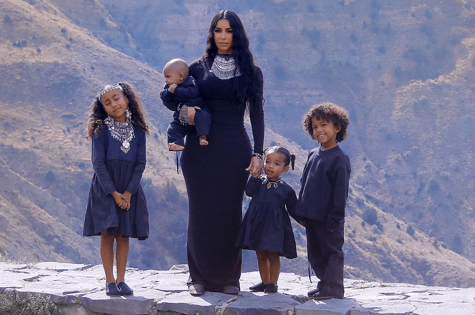 Kim i rikthehet rrënjëve, foto familjare në Tempullin Garni