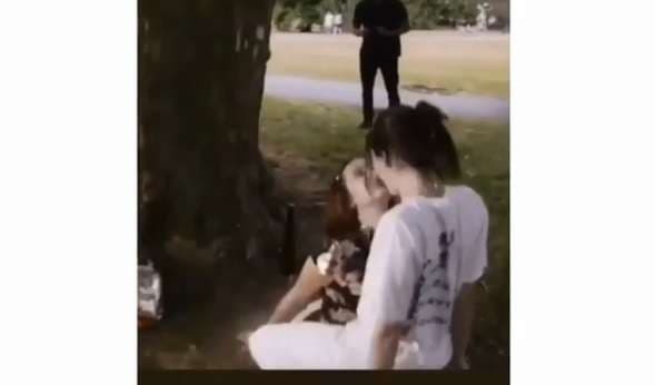 Kendall e puth shoqen në buzë për ditëlindje (VIDEO)