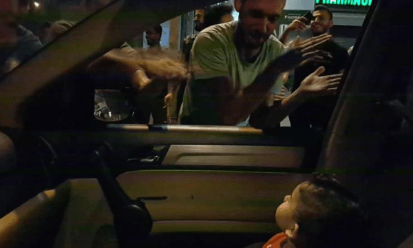Nëna libaneze u thotë protestuesve se i kanë frikësuar foshnjën – ata i kënduan ‘’Baby Shark’’ (VIDEO)
