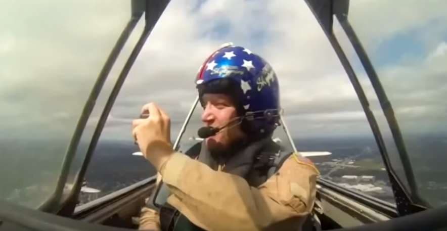 Shkrepje e duhur në kohë të gabuar – telefoni i bie nga aeroplani! (VIDEO)