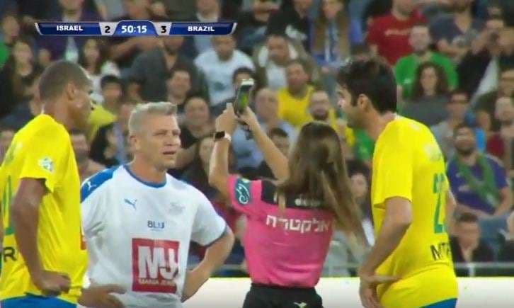 Gjyqtarja ndal lojën dhe bën "selfie" me Kaka-n (VIDEO)