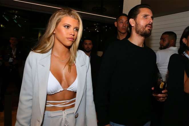 Sofia Richie vesh bikine me kostum