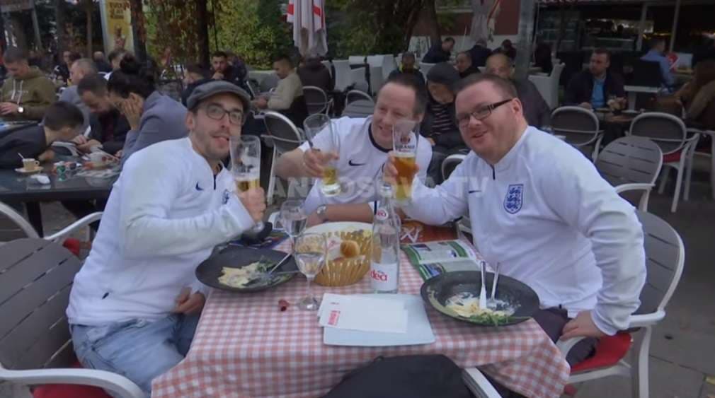Anglezët i befason mikpritja kosovare (VIDEO)