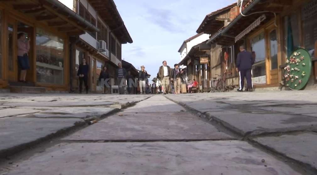 Ambasadoret e 13 shteteve kënaqen në Gjakovë (VIDEO)