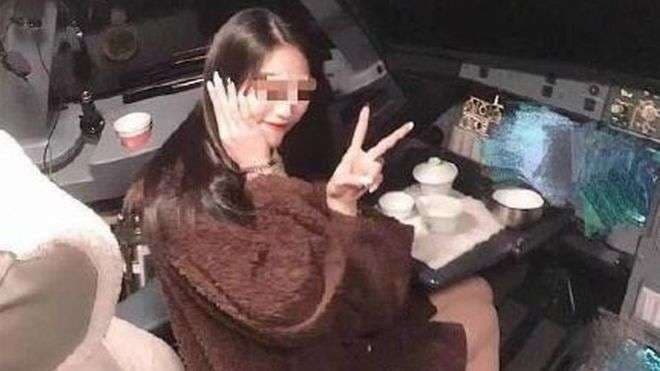 Pilotit i ndalohet të fluturojë pasi lejoi një vajzë të bëjë foto në kabinë