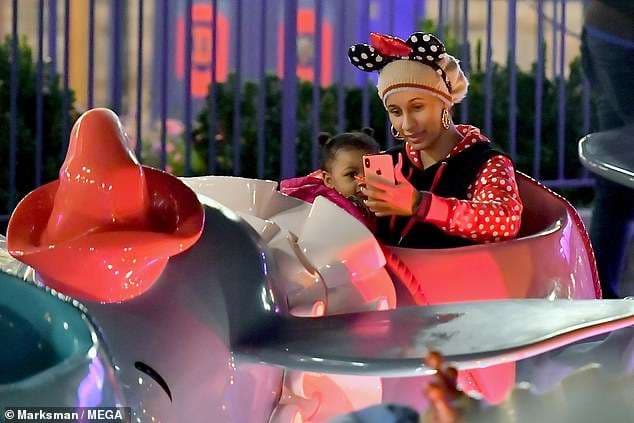 Cardi B shijon Disneyland me të bijën (FOTO)