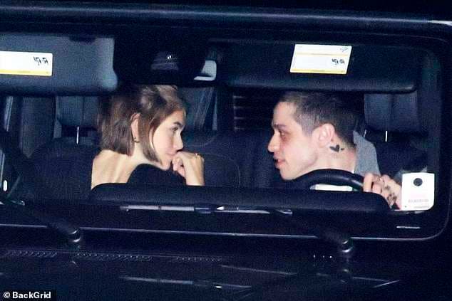 Kaia Gerber mban shkronjën “P” në qafë, tre ditë pas darkës me Pete Davidson