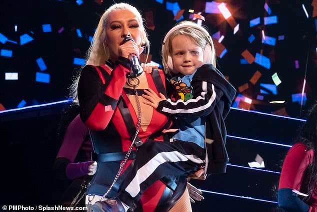 Christina Aguilera shijon turneun në Londër, shfaqet në skenë me vajzën