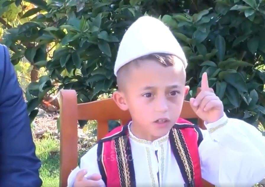 Shtatëvjeçari që reciton 2800 vargje të Fishtës (VIDEO)