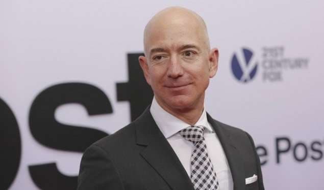 Jeff Bezos dhuron 98.5 milionë dollarë për familjet e pastreha