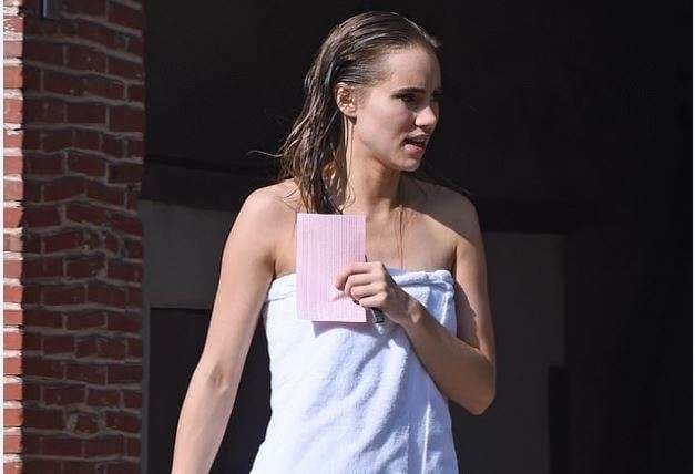 Suki Waterhouese del me peshqir në rrugët e Los Angeles