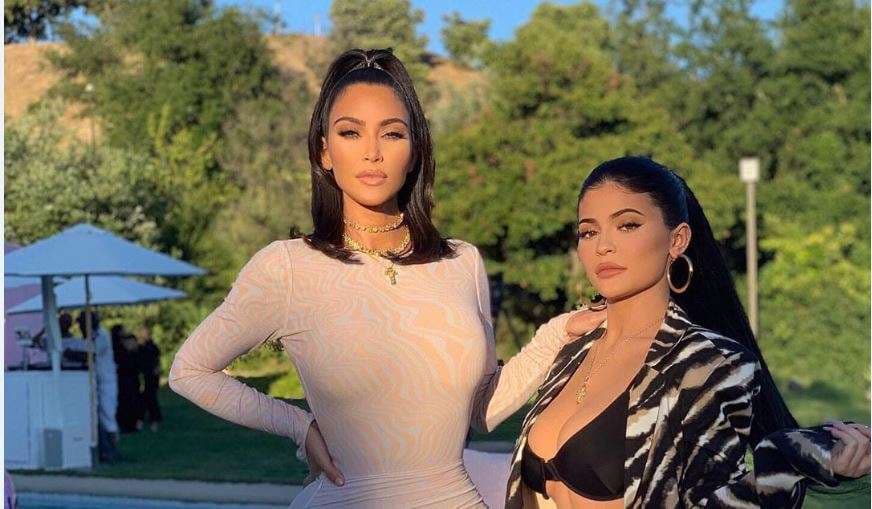 Kim Kardashian është krenare me motrën pasi shiti gjysmën e “Kylie Cosmetics”
