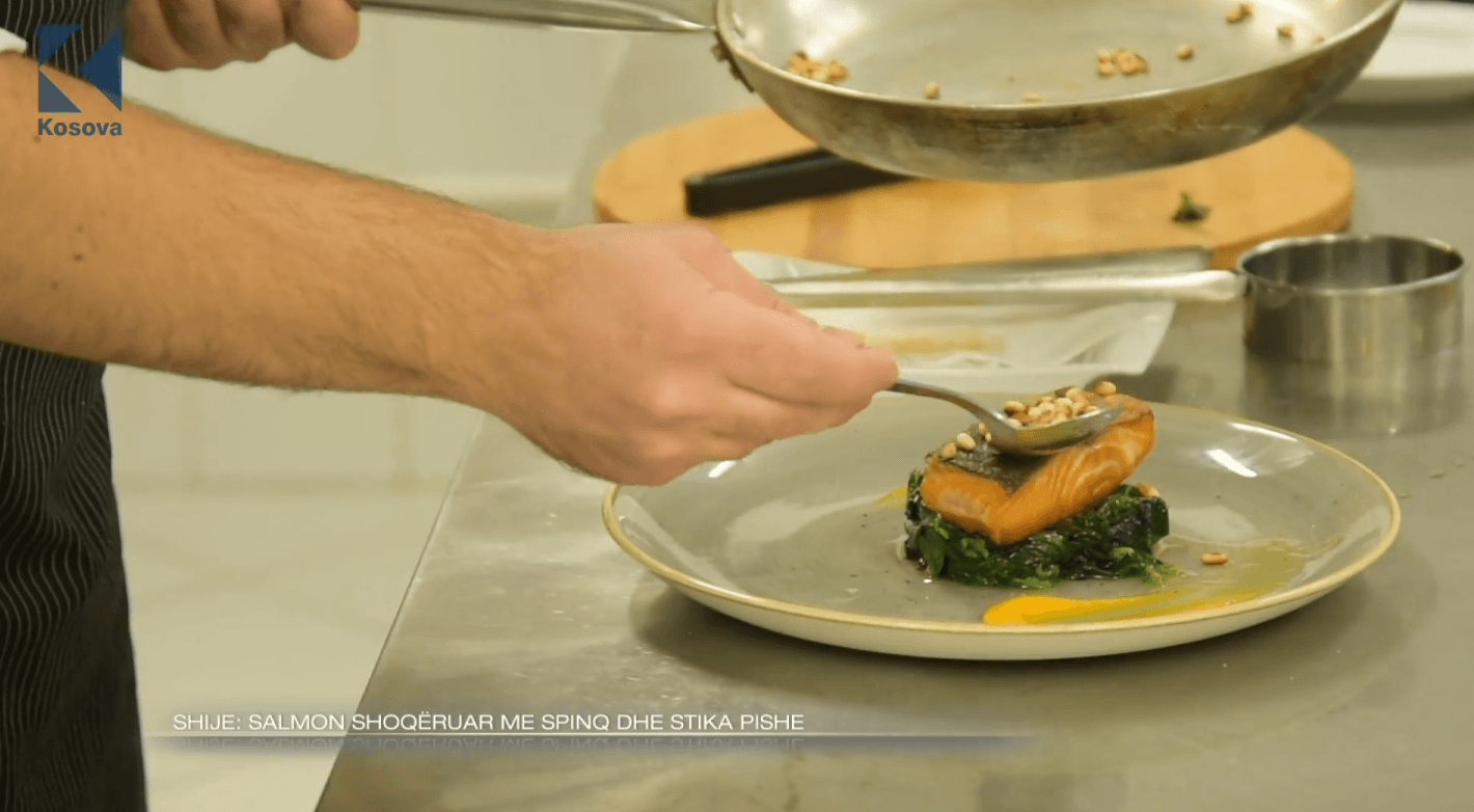 Shije: Salmon i shoqëruar me spinaq dhe stika pishe (VIDEO)