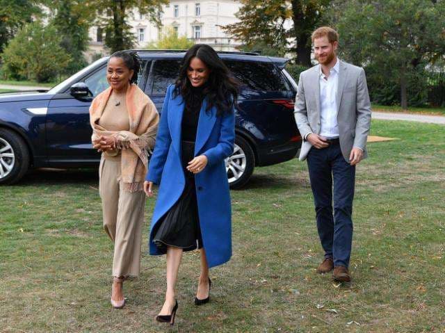 Meghan dhe Harry krishtlindjet do t’i festojnë me nënën e Dukeshës dhe jo Mbretëreshën