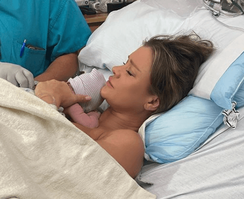 Joanna Krupa bëhet nënë (FOTO)