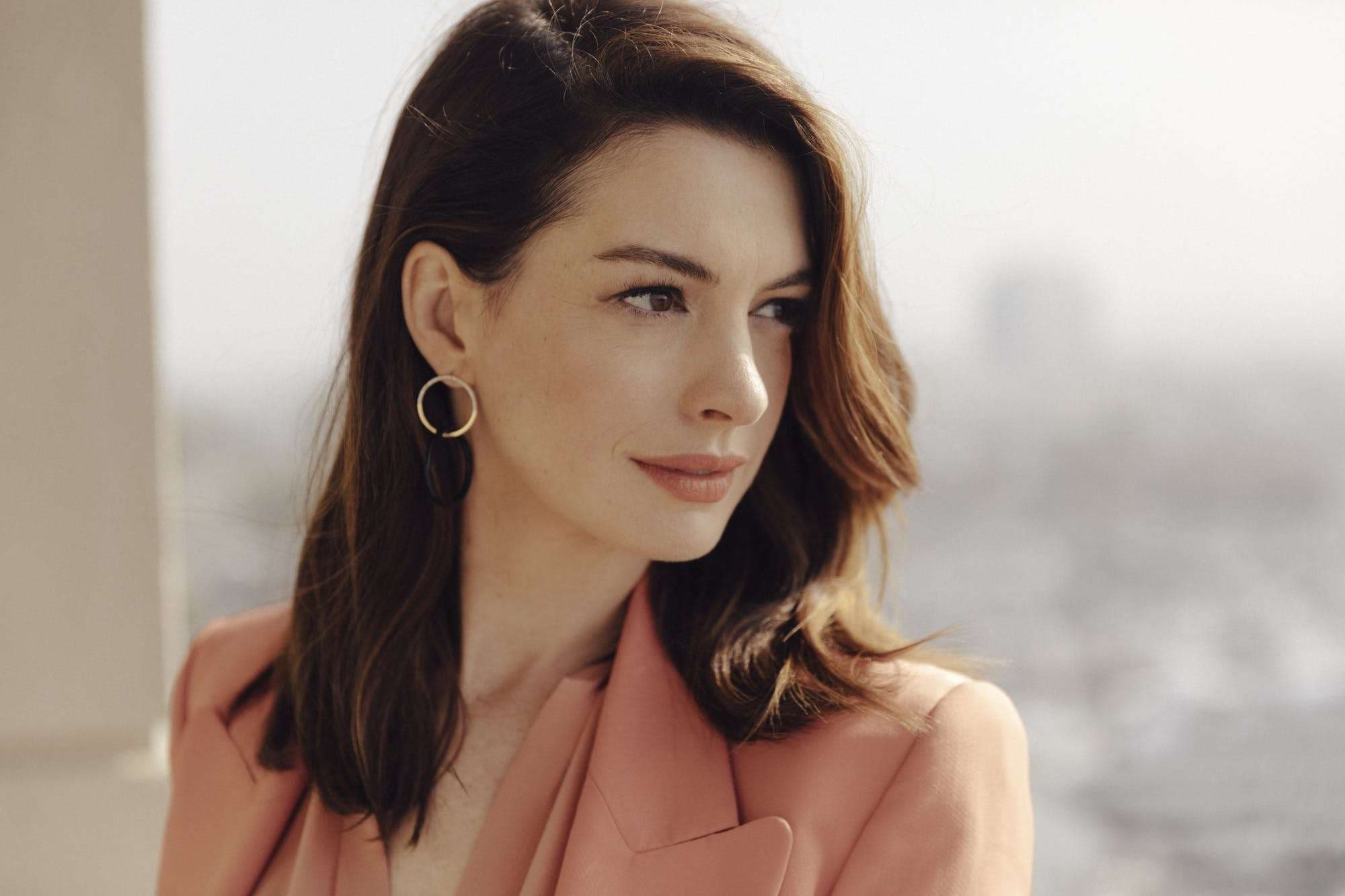 Anne Hathaway tregon barkun e rrumbullakosur (FOTO)