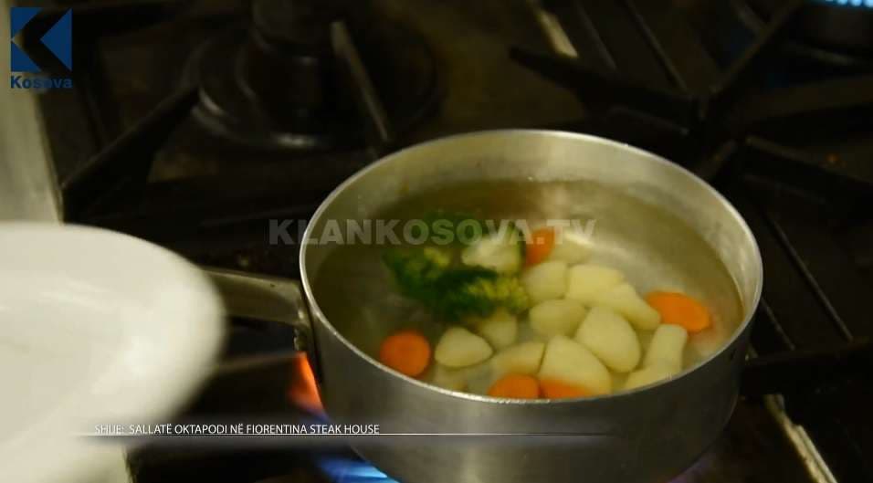 Ide se si përgatitet një sallatë oktopodi (VIDEO)