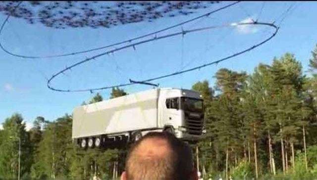 2 mijë dronë ngrisin lartë një kamion 40 tonë (VIDEO)