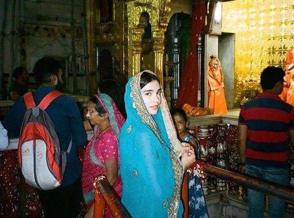 Dua Lipa, një 'indiane' tradicionale (FOTO)